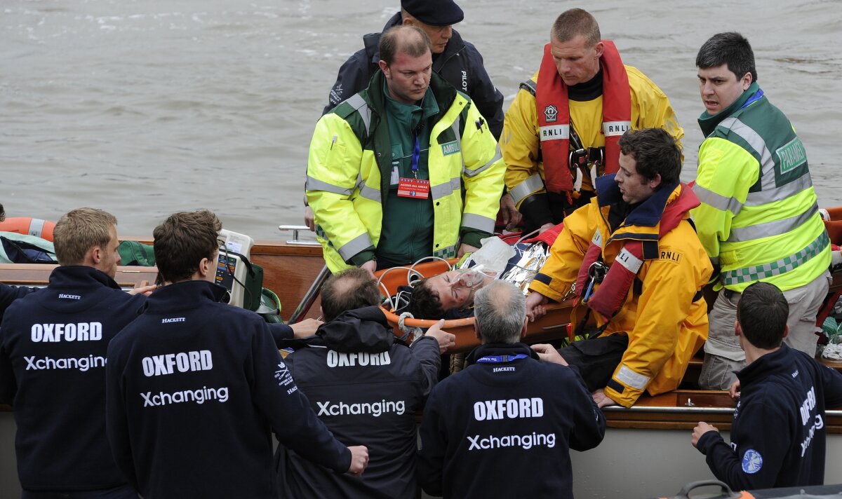 FOTO şi VIDEO » Incident neaşteptat în tradiţionala cursă de canotaj din Anglia! Vezi cine a cîştigat