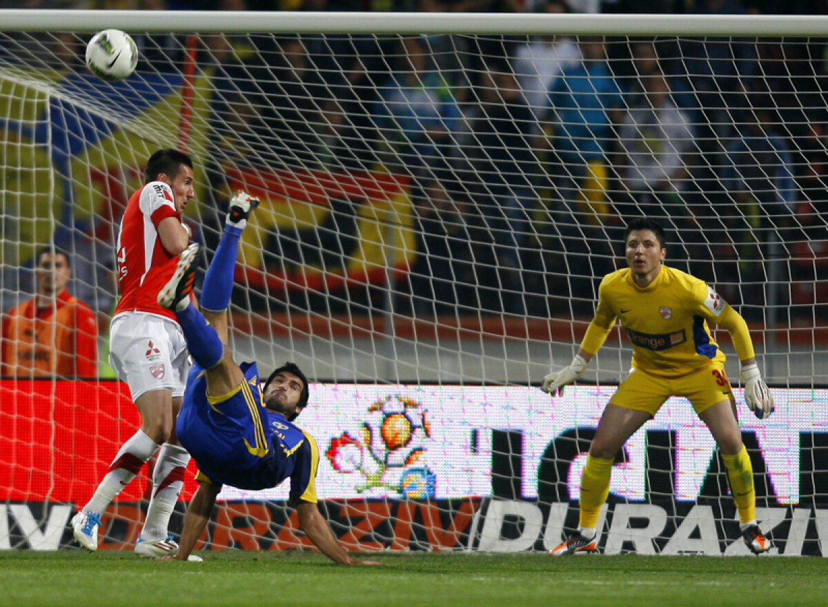 Amatori şi jucători crescuţi la mănăstire :) Iată cine i-a pus pe "cîini" cu botul pe labe