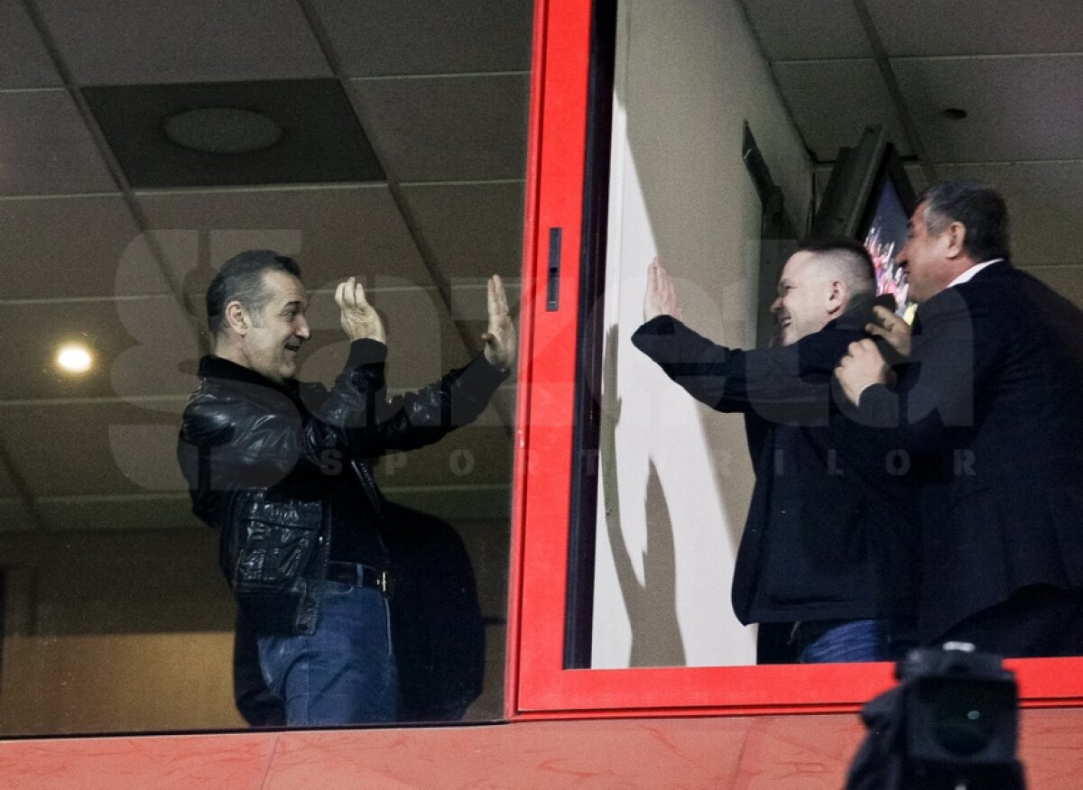 Distracţie în loja din Ghencea » Gigi Becali şi Vasile Şiman au bătut cuba la 2-0 :D