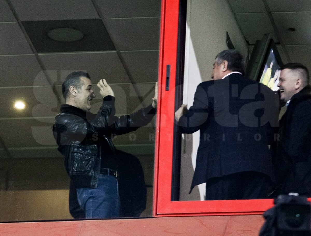 Distracţie în loja din Ghencea » Gigi Becali şi Vasile Şiman au bătut cuba la 2-0 :D