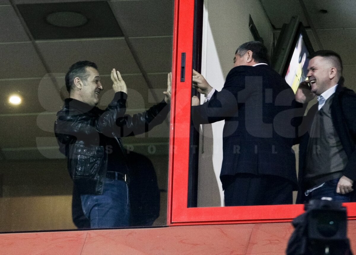 Distracţie în loja din Ghencea » Gigi Becali şi Vasile Şiman au bătut cuba la 2-0 :D