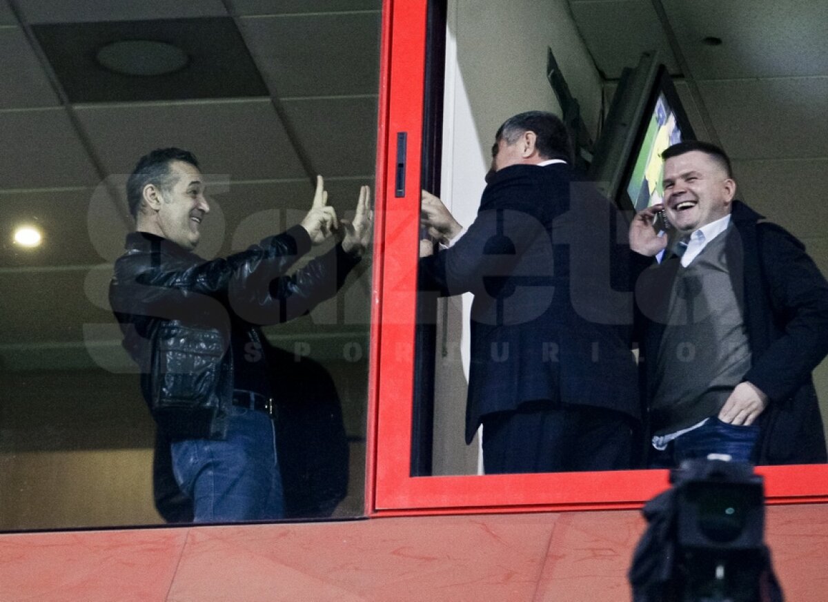 Distracţie în loja din Ghencea » Gigi Becali şi Vasile Şiman au bătut cuba la 2-0 :D