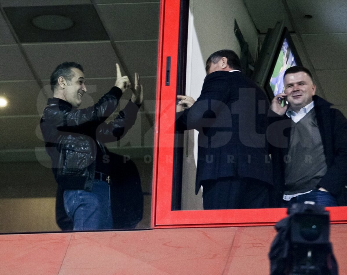 Distracţie în loja din Ghencea » Gigi Becali şi Vasile Şiman au bătut cuba la 2-0 :D