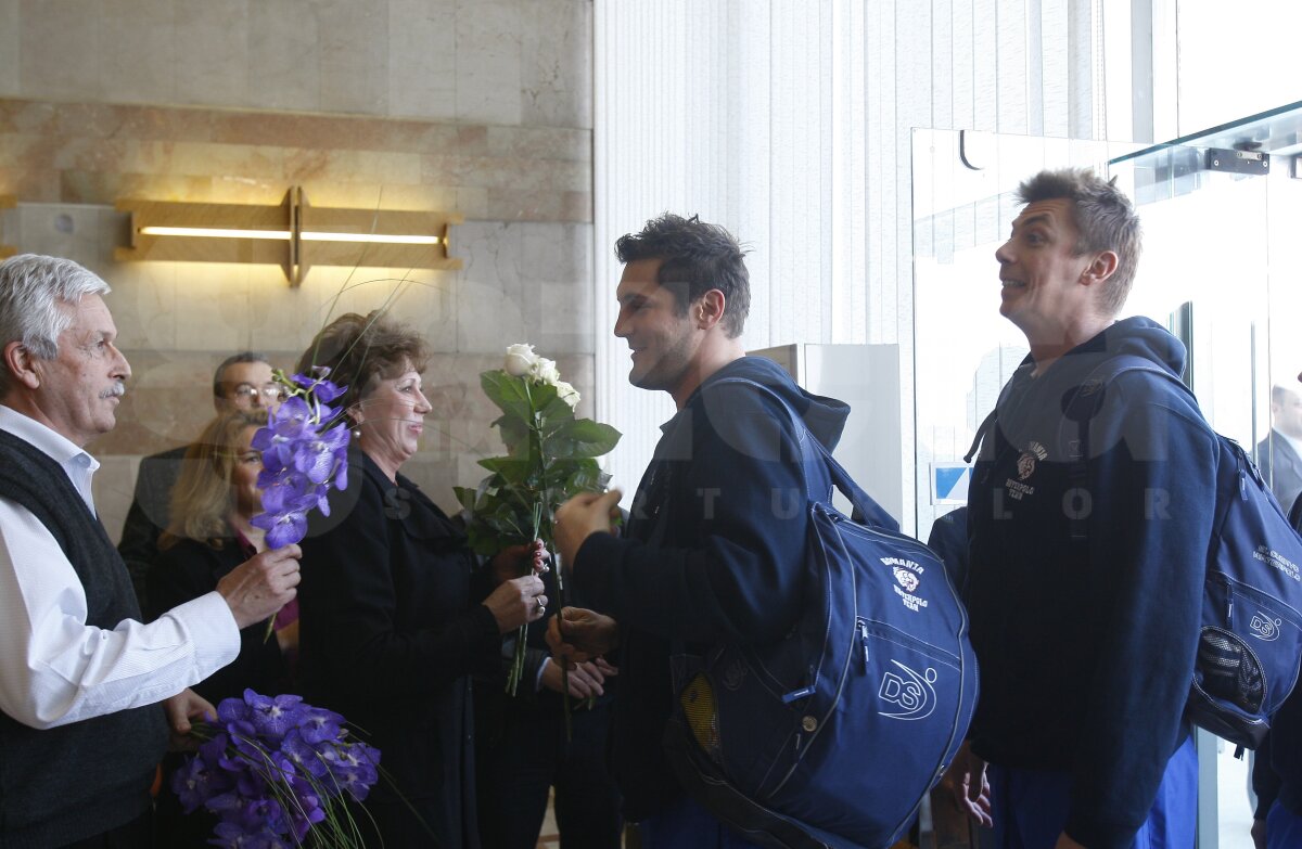 FOTO » Calificată la Olimpiadă, naţionala de polo s-a întors azi în ţară. Cum au fost întîmpinaţi băieţii pe aeroport