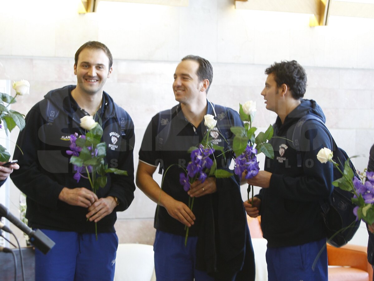 FOTO » Calificată la Olimpiadă, naţionala de polo s-a întors azi în ţară. Cum au fost întîmpinaţi băieţii pe aeroport