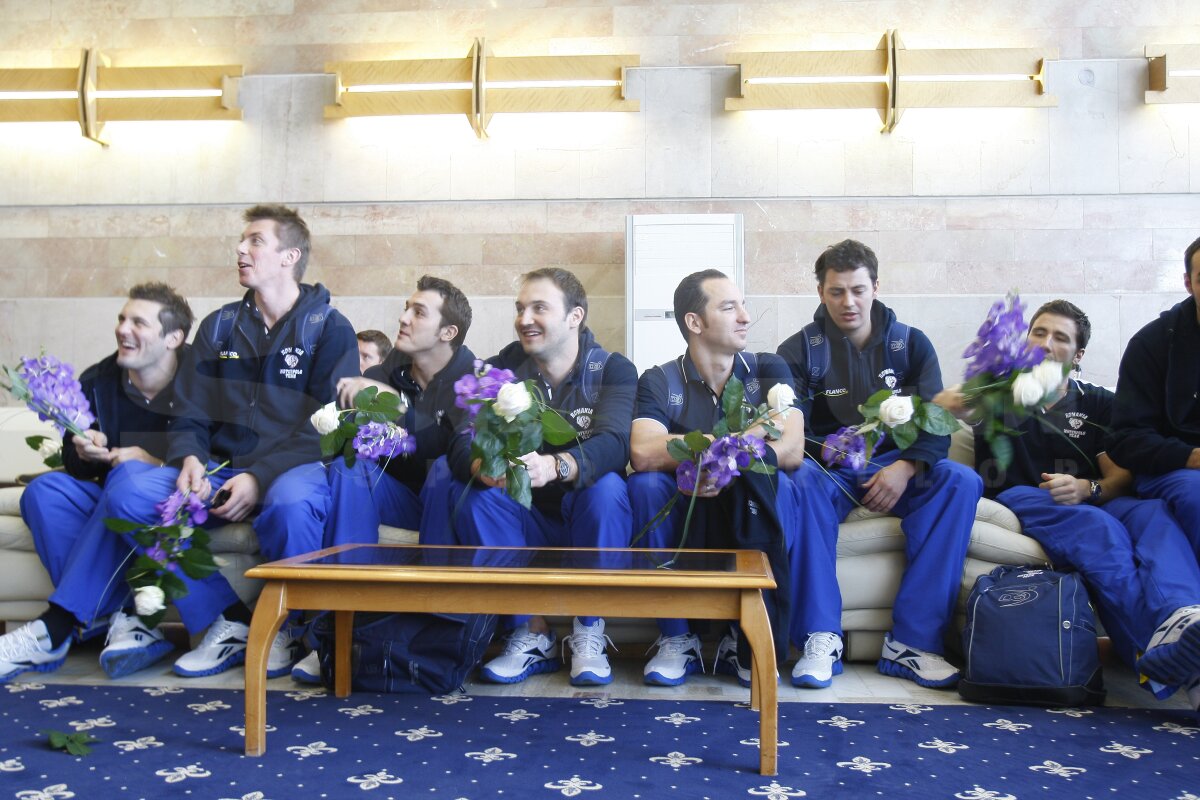 FOTO » Calificată la Olimpiadă, naţionala de polo s-a întors azi în ţară. Cum au fost întîmpinaţi băieţii pe aeroport