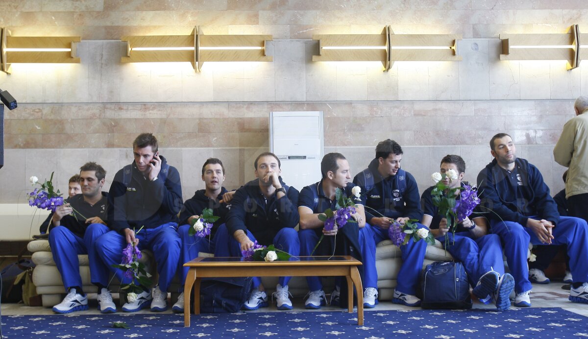 FOTO » Calificată la Olimpiadă, naţionala de polo s-a întors azi în ţară. Cum au fost întîmpinaţi băieţii pe aeroport