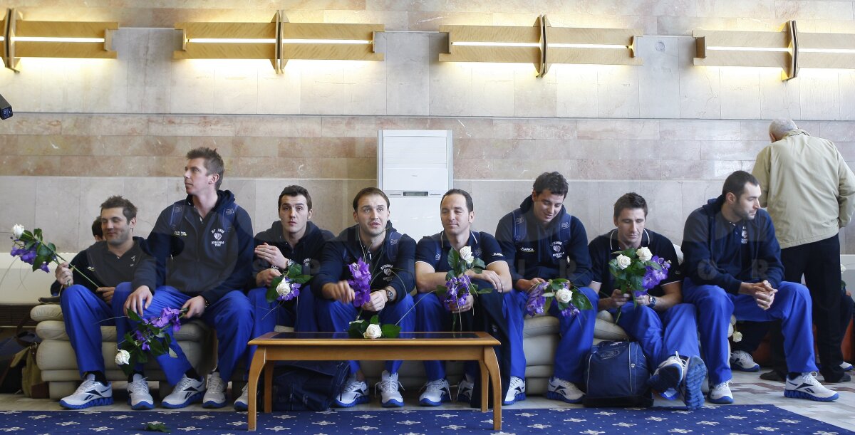 FOTO » Calificată la Olimpiadă, naţionala de polo s-a întors azi în ţară. Cum au fost întîmpinaţi băieţii pe aeroport