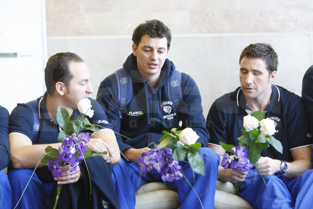 FOTO » Calificată la Olimpiadă, naţionala de polo s-a întors azi în ţară. Cum au fost întîmpinaţi băieţii pe aeroport