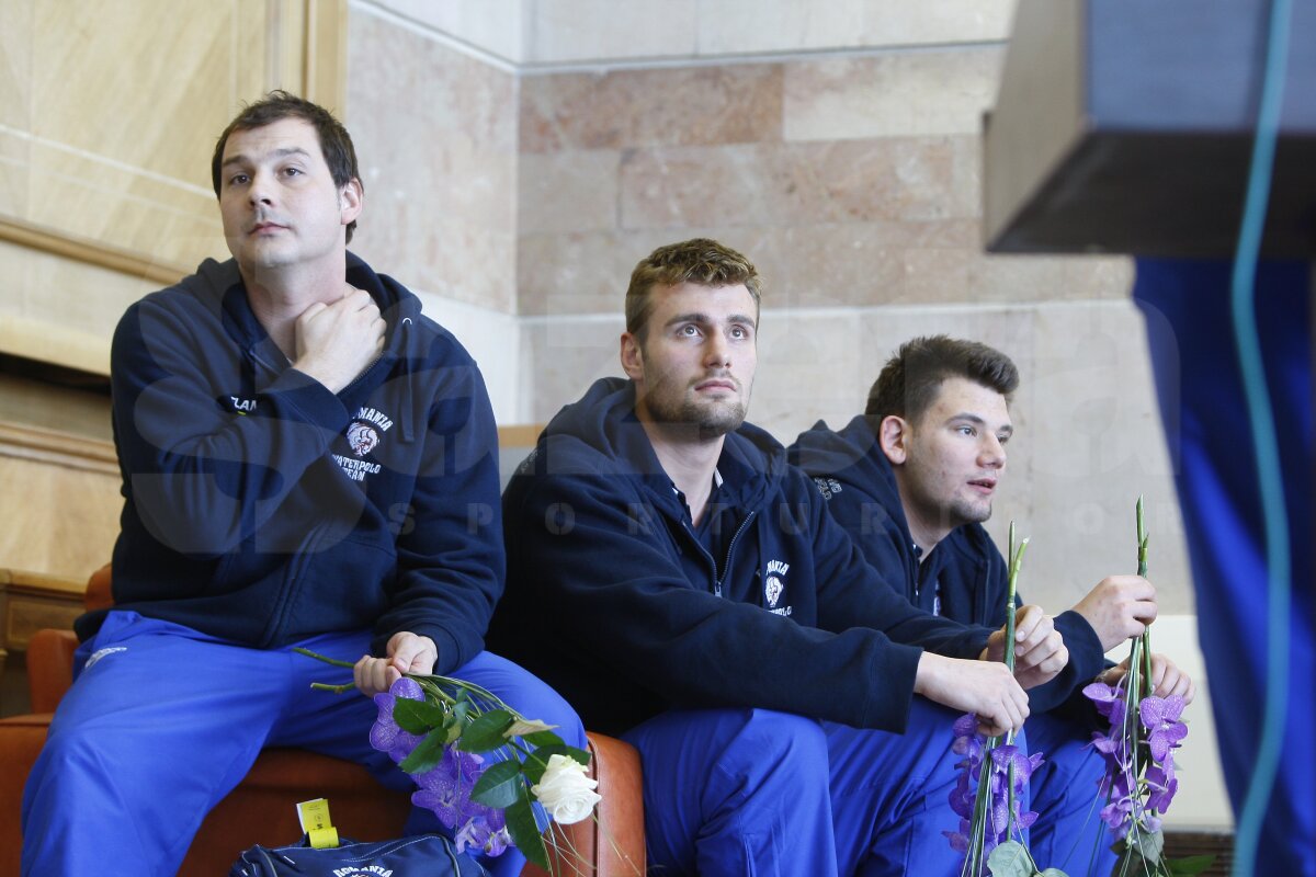 FOTO » Calificată la Olimpiadă, naţionala de polo s-a întors azi în ţară. Cum au fost întîmpinaţi băieţii pe aeroport