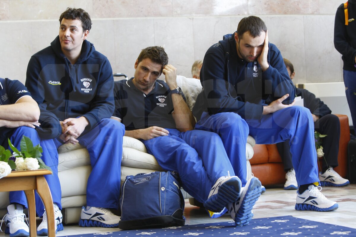 FOTO » Calificată la Olimpiadă, naţionala de polo s-a întors azi în ţară. Cum au fost întîmpinaţi băieţii pe aeroport