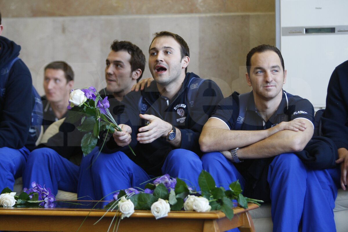 FOTO » Calificată la Olimpiadă, naţionala de polo s-a întors azi în ţară. Cum au fost întîmpinaţi băieţii pe aeroport