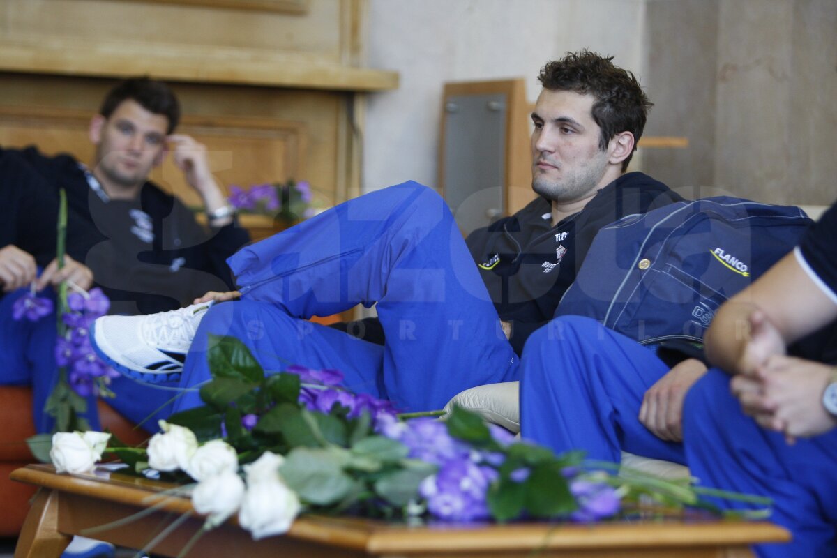 FOTO » Calificată la Olimpiadă, naţionala de polo s-a întors azi în ţară. Cum au fost întîmpinaţi băieţii pe aeroport