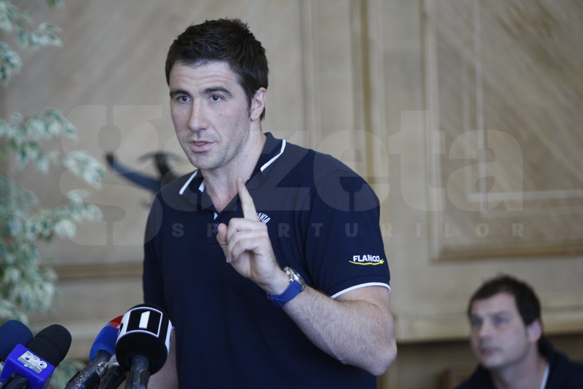 FOTO » Calificată la Olimpiadă, naţionala de polo s-a întors azi în ţară. Cum au fost întîmpinaţi băieţii pe aeroport