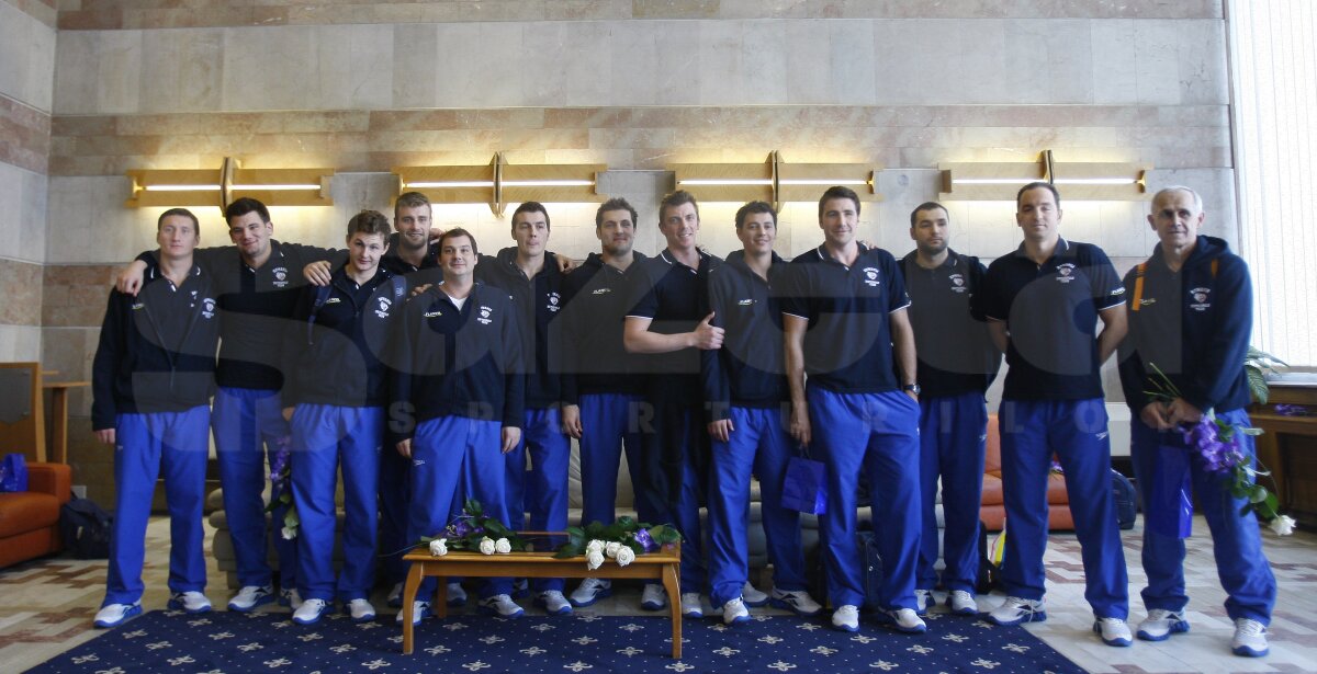 FOTO » Calificată la Olimpiadă, naţionala de polo s-a întors azi în ţară. Cum au fost întîmpinaţi băieţii pe aeroport