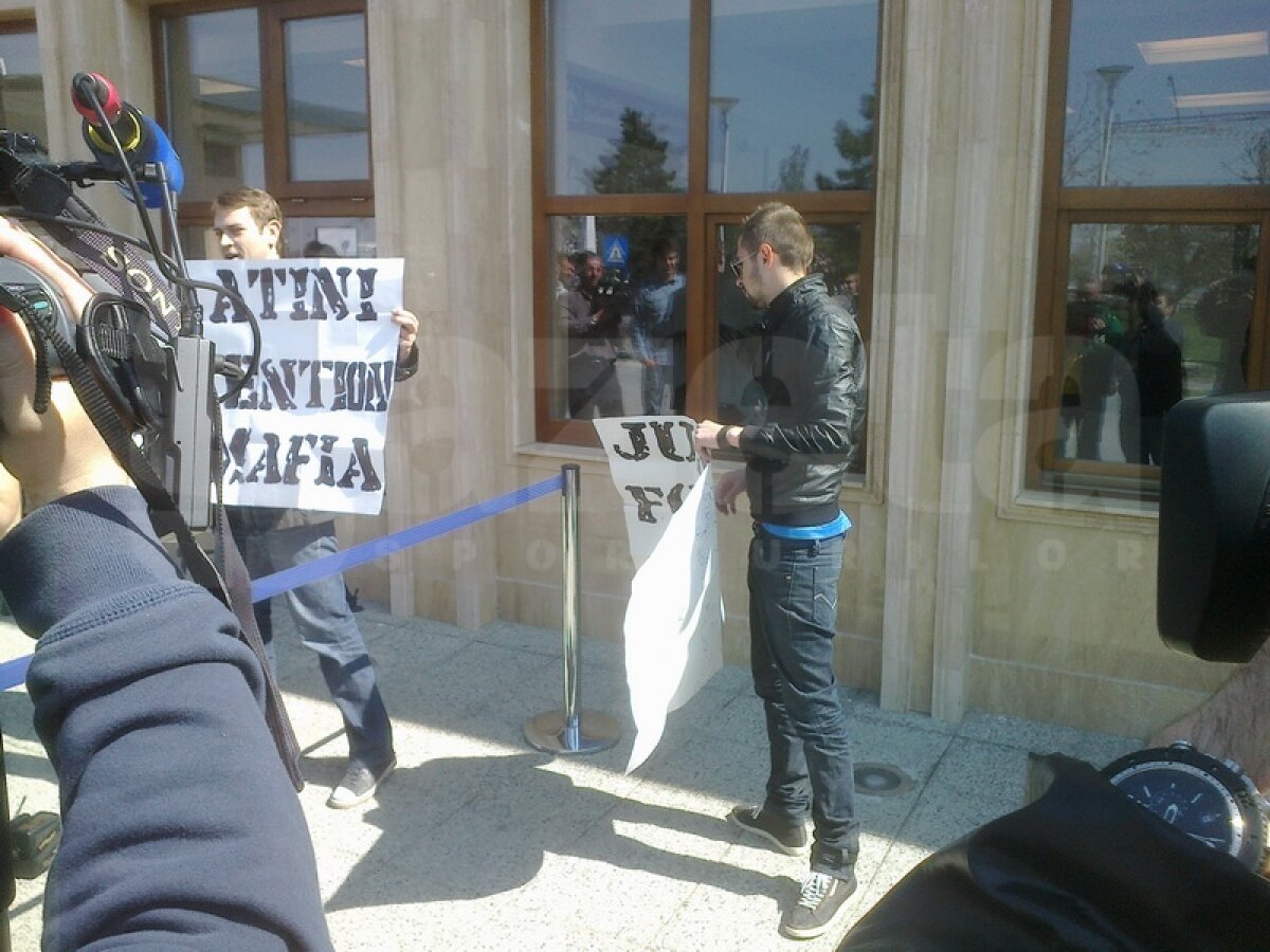 FOTO Cîţiva suporteri craioveni l-au întîmpinat pe Platini cu mesaje de protest: "Atenţie! FRF=MAFIA"