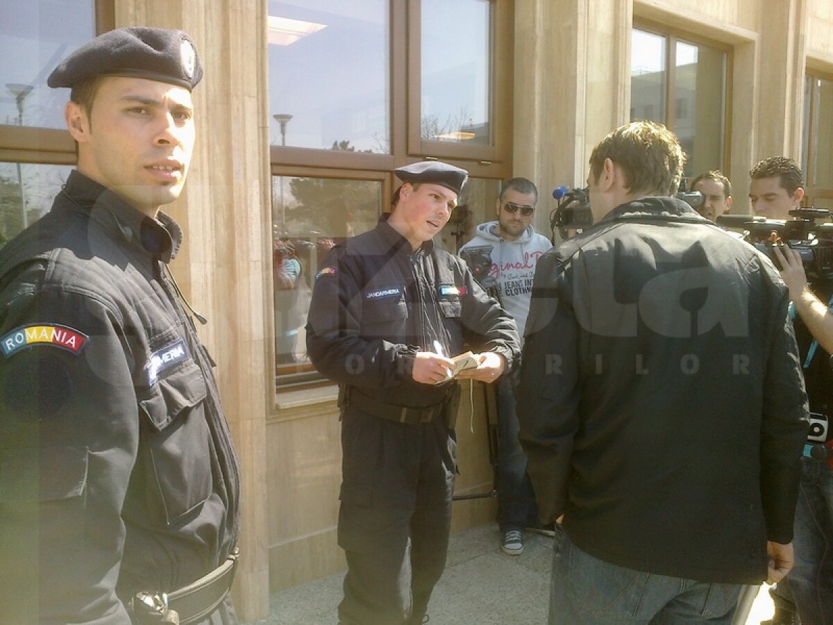 FOTO Cîţiva suporteri craioveni l-au întîmpinat pe Platini cu mesaje de protest: "Atenţie! FRF=MAFIA"