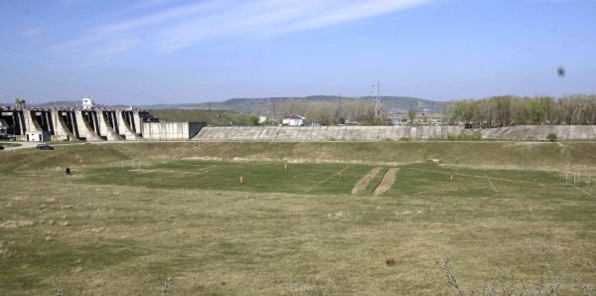 D'ale lui Mitică » Un om politic din Cireşu îşi hărţuieşte adversarul: i-a arat terenul de fotbal! :D