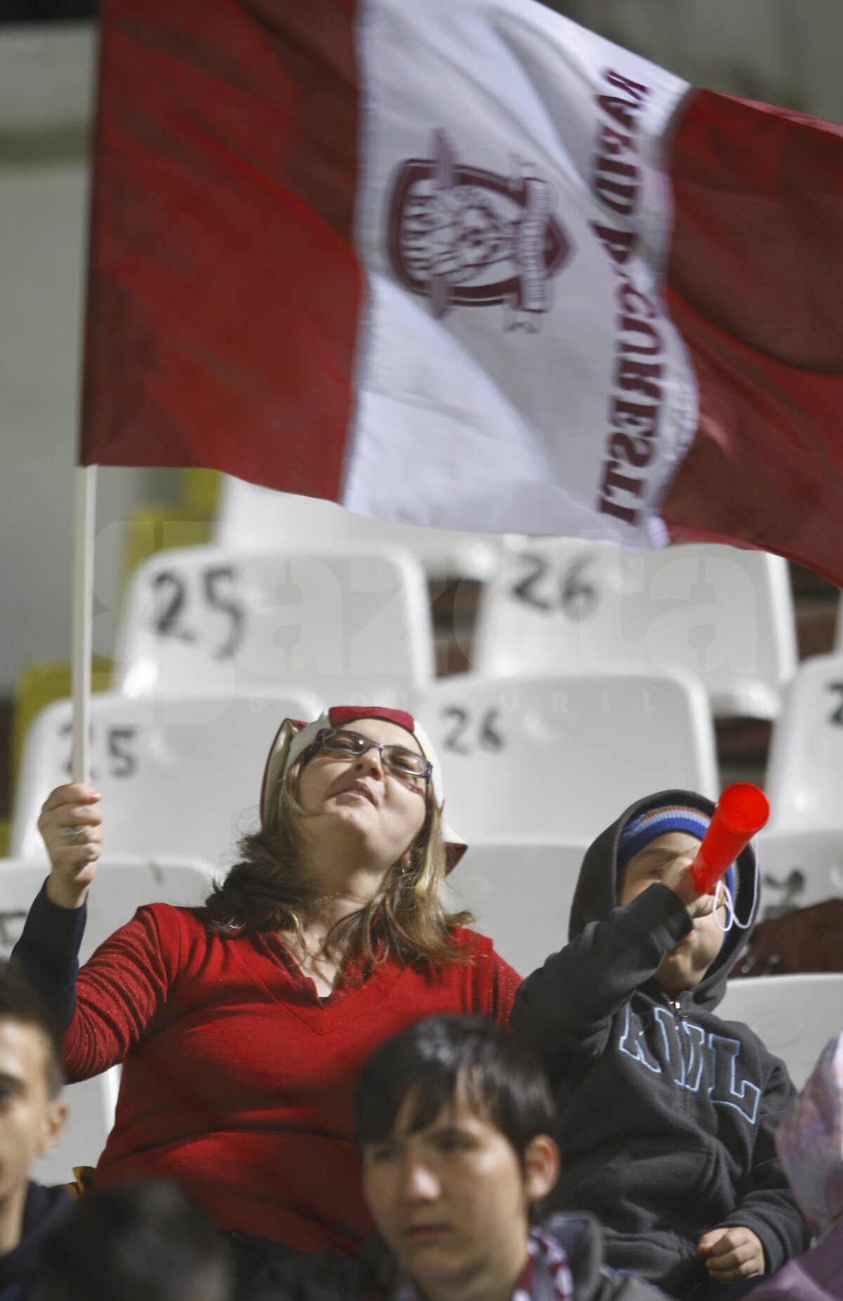 Atmosferă incendiară în Giuleşti » Peste 3000 de femei şi copii şi-au susţinut favoriţii