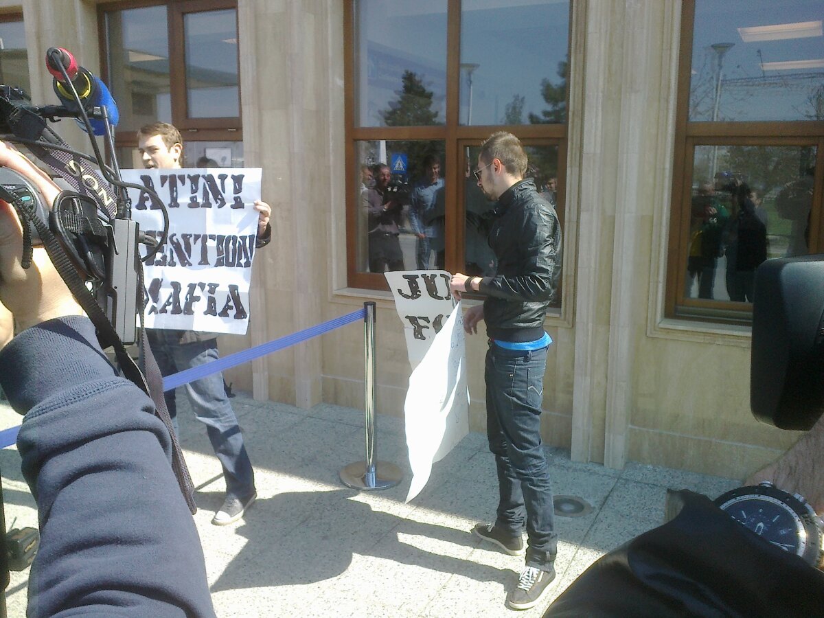 Suporterii Craiovei au protestat în faţa preşedintelui UEFA: "Platini, attention, FRF = Mafia"