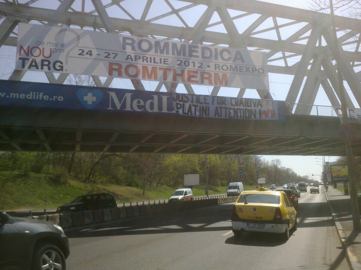 Suporterii Craiovei au protestat în faţa preşedintelui UEFA: "Platini, attention, FRF = Mafia"