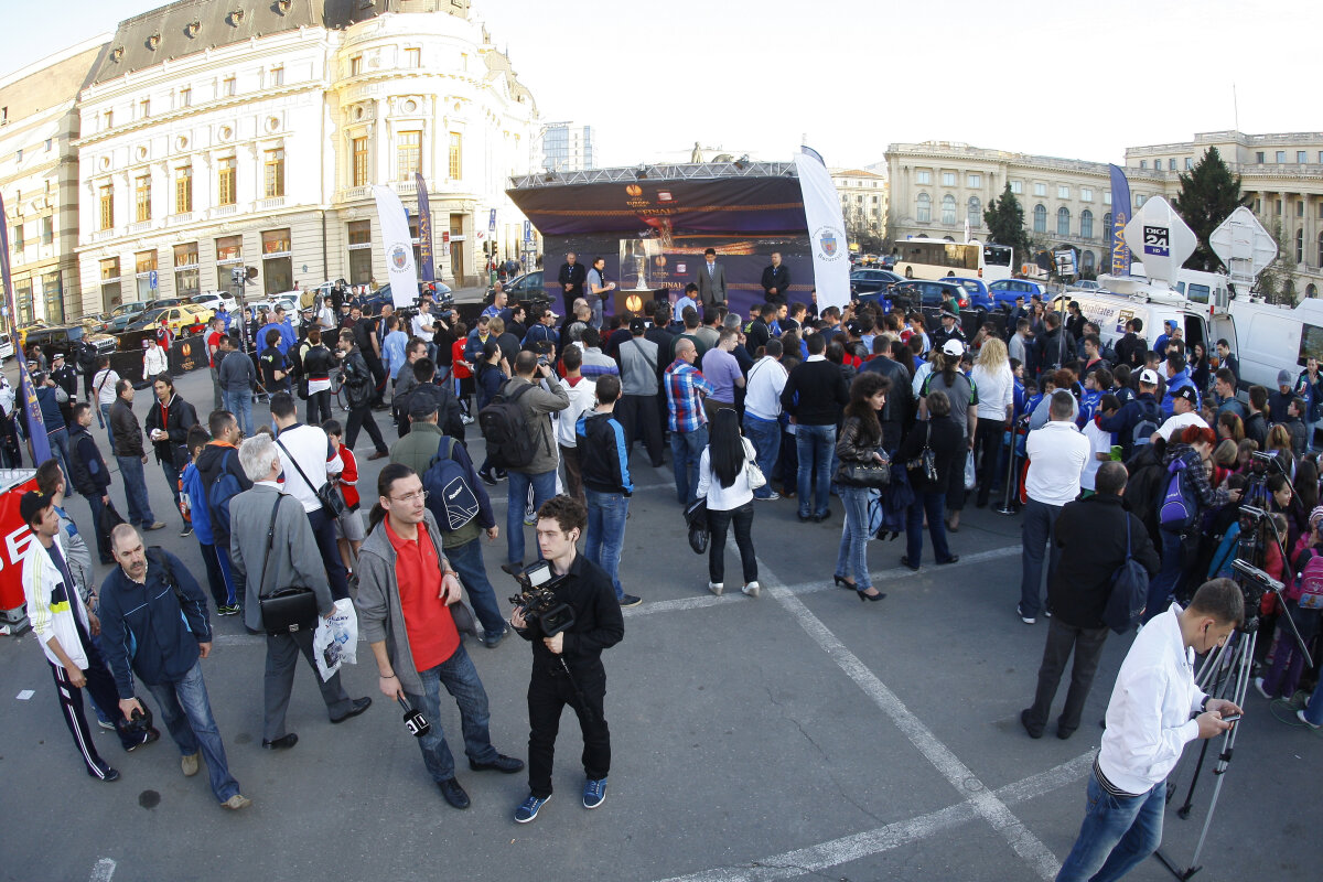 Suporterii Craiovei au protestat în faţa preşedintelui UEFA: "Platini, attention, FRF = Mafia"