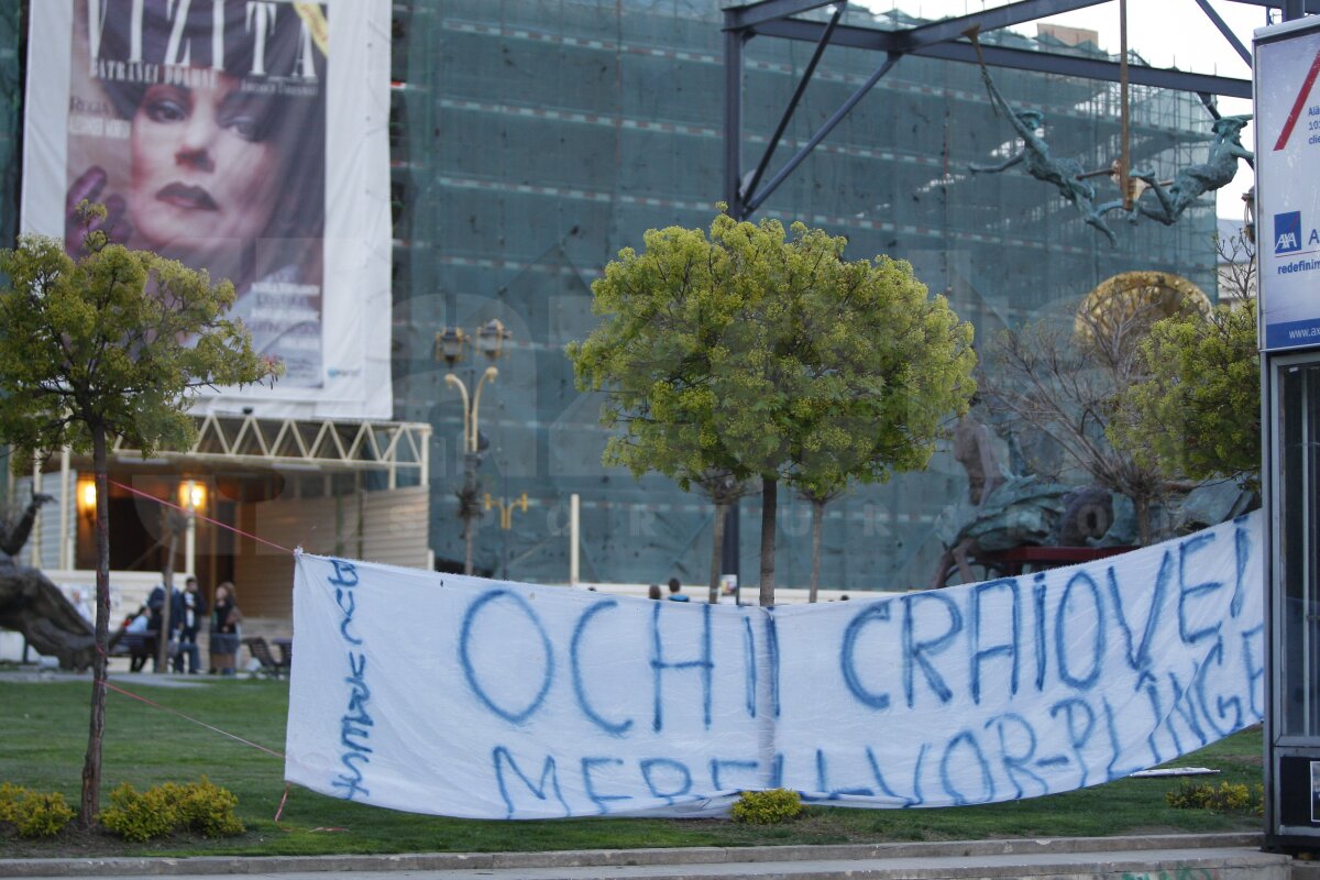 Suporterii Craiovei au protestat în faţa preşedintelui UEFA: "Platini, attention, FRF = Mafia"