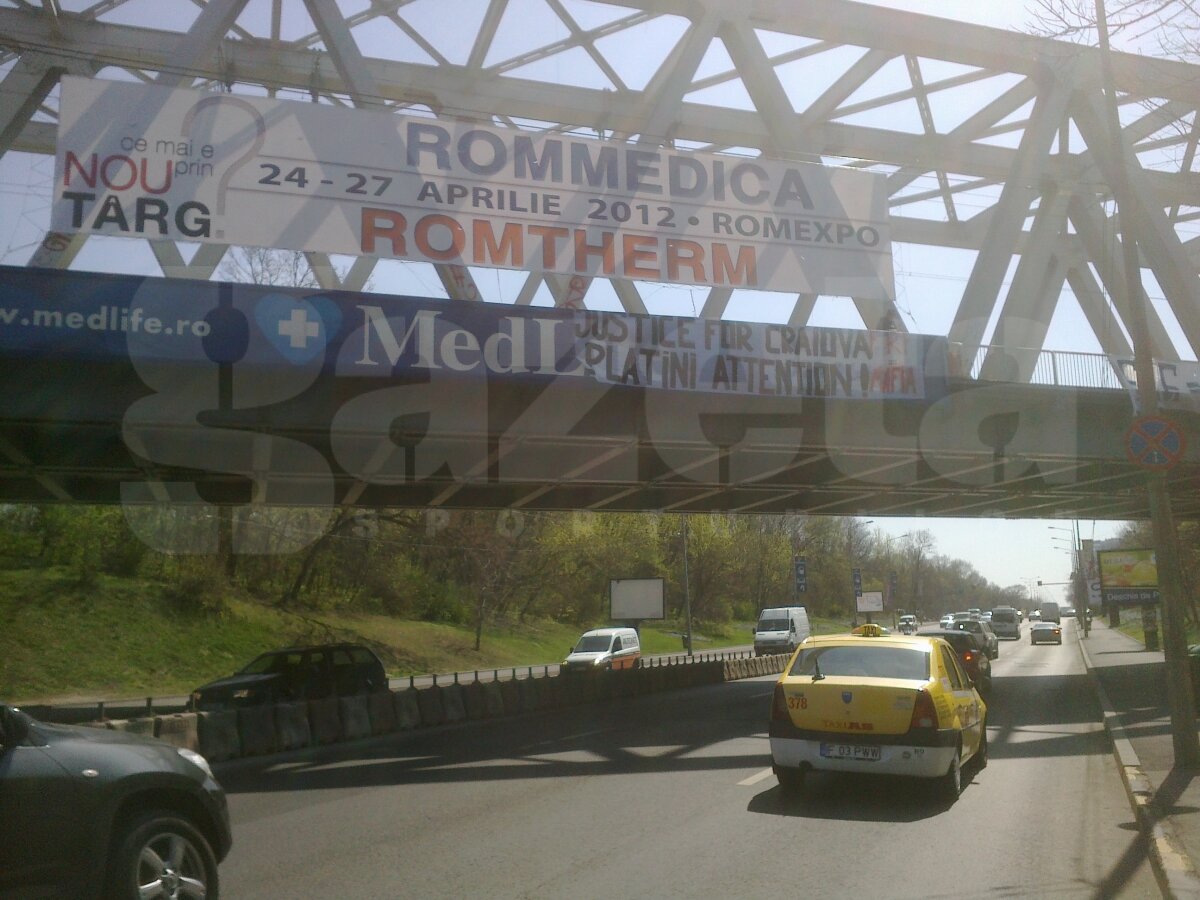 Suporterii Craiovei au protestat în faţa preşedintelui UEFA: "Platini, attention, FRF = Mafia"