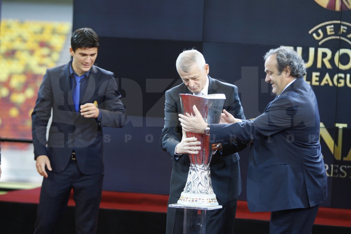 VIDEO Trofeul Europa League a ajuns la Bucureşti » Nu e Ateneu' păzit ca trofeu'!