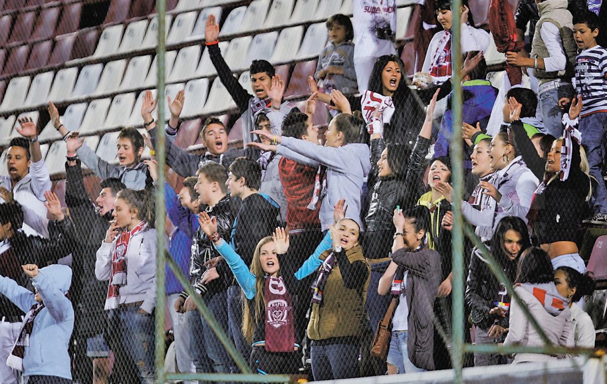 FOTO Şcoala ultras » Copiii şi femeile au înjurat cu foc rivalele Rapidului