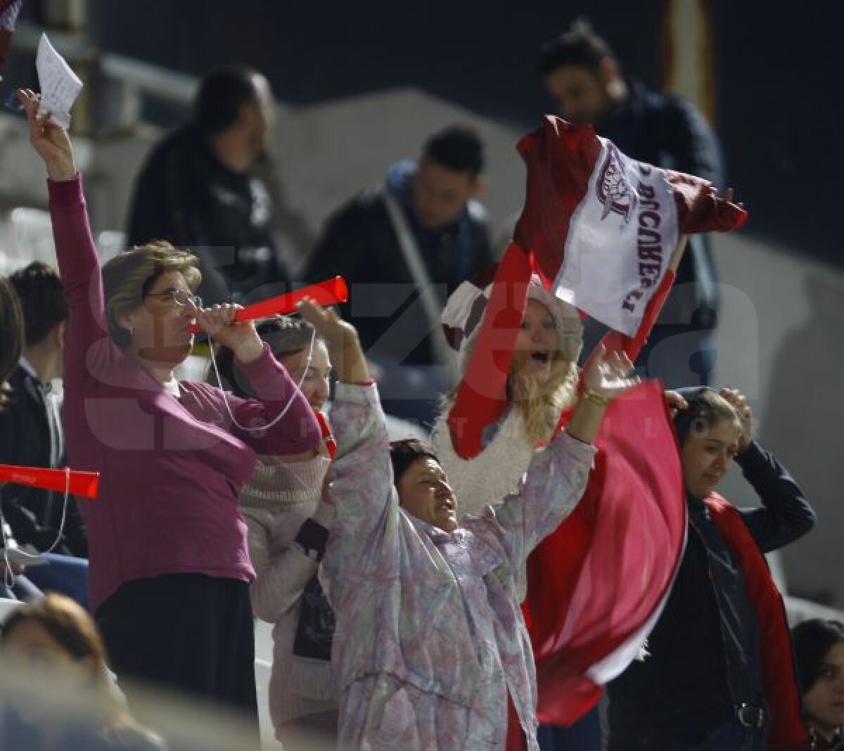 FOTO Şcoala ultras » Copiii şi femeile au înjurat cu foc rivalele Rapidului