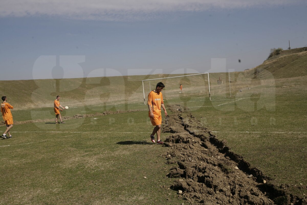 D'ale lui Mitică » Un om politic din Cireşu îşi hărţuieşte adversarul: i-a arat terenul de fotbal! :D