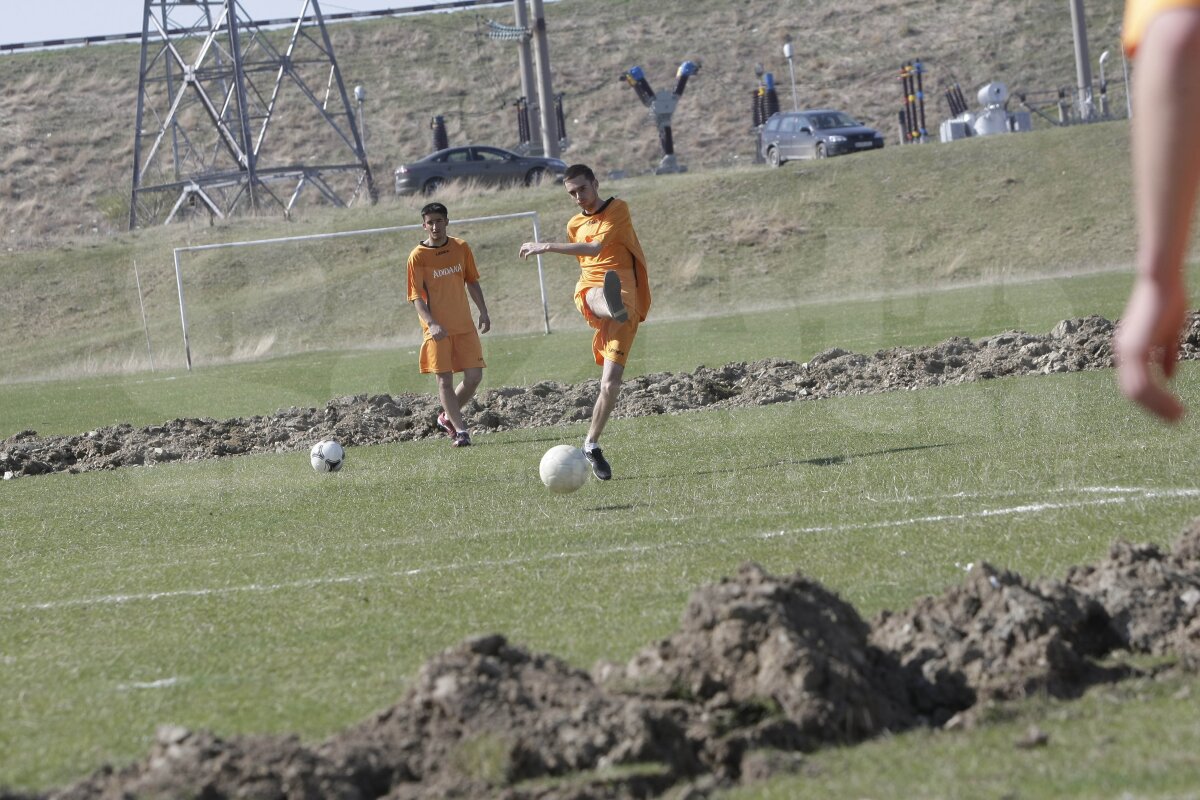 D'ale lui Mitică » Un om politic din Cireşu îşi hărţuieşte adversarul: i-a arat terenul de fotbal! :D