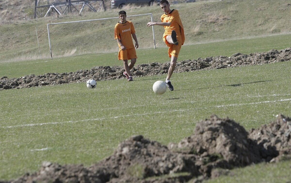 D'ale lui Mitică » Un om politic din Cireşu îşi hărţuieşte adversarul: i-a arat terenul de fotbal! :D