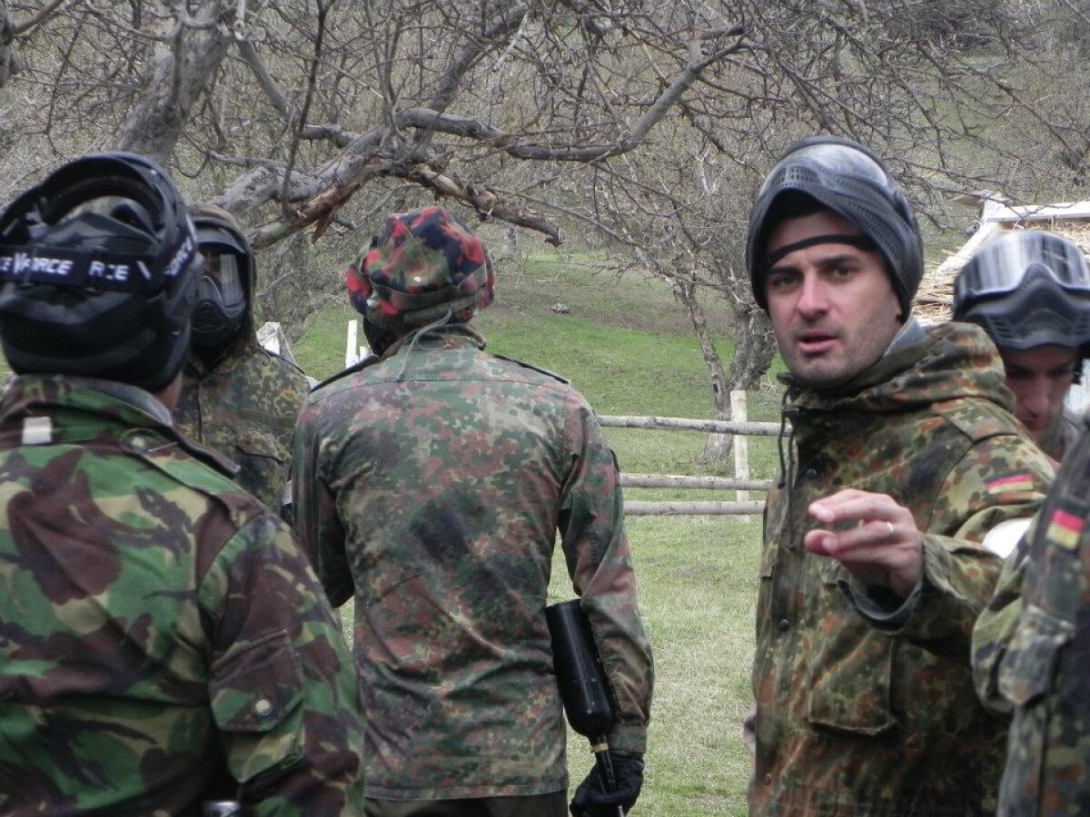 FOTO "Comandantul" Niculescu şi-a aruncat echipa în luptă » Clujenii s-au distrat la paintball ;)