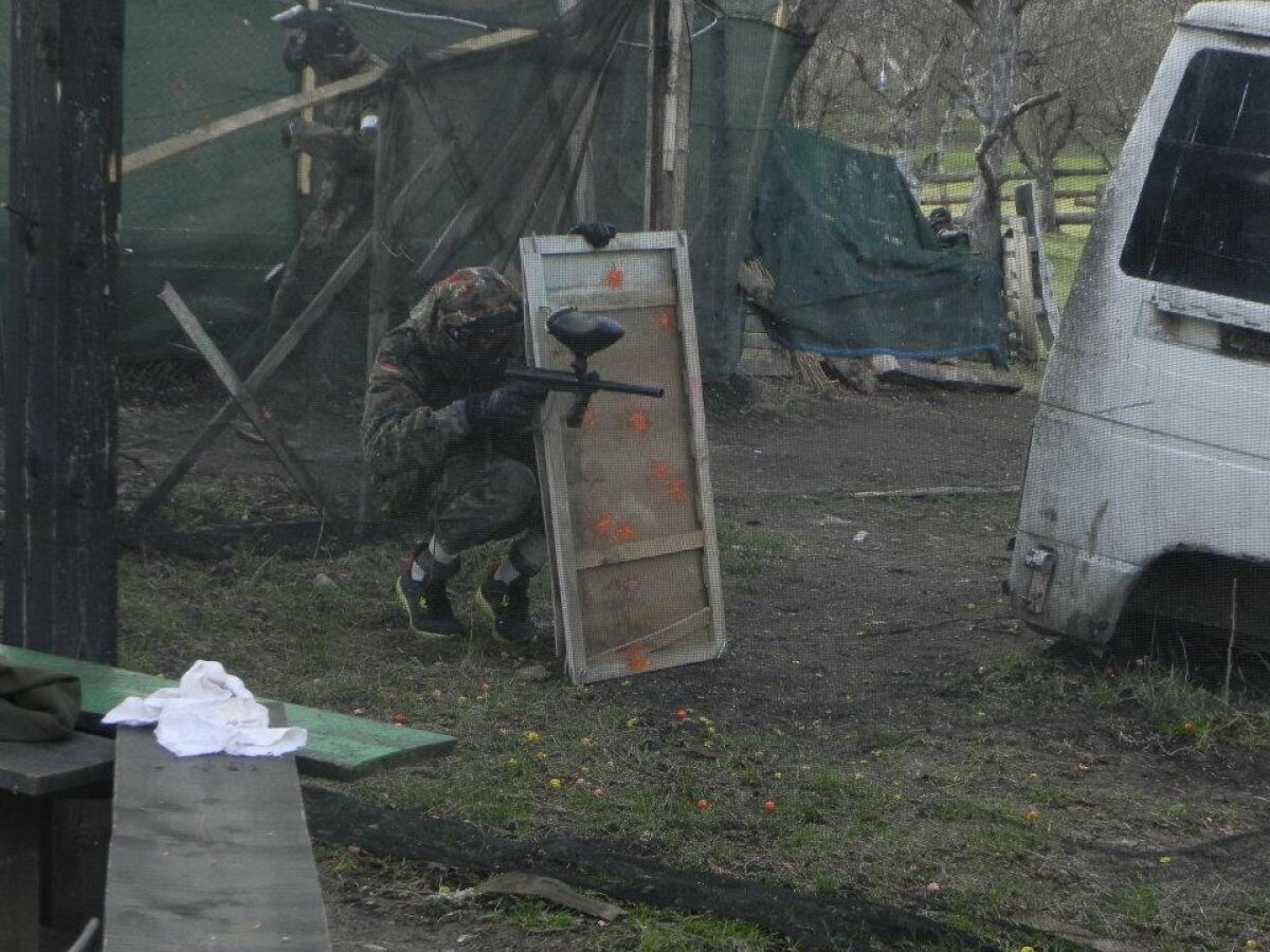 FOTO "Comandantul" Niculescu şi-a aruncat echipa în luptă » Clujenii s-au distrat la paintball ;)