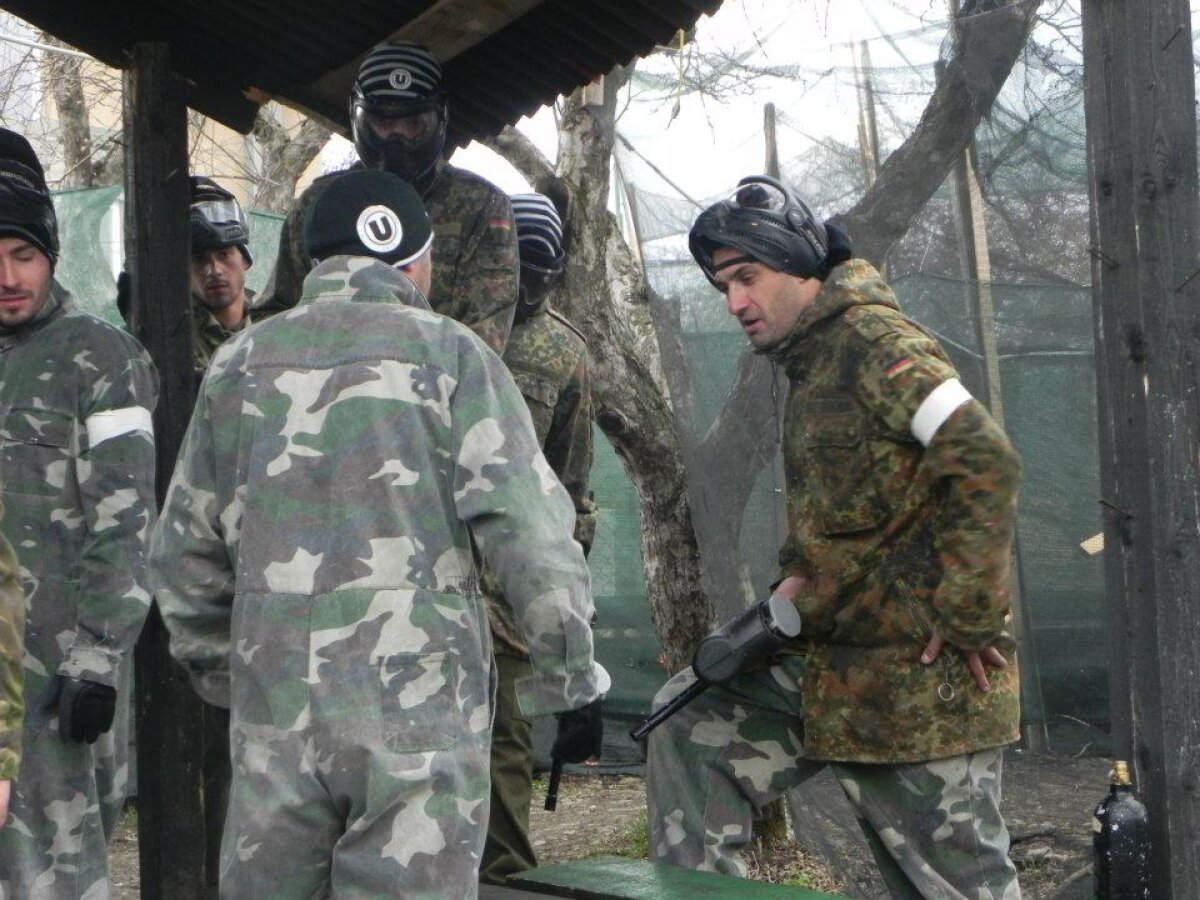 FOTO "Comandantul" Niculescu şi-a aruncat echipa în luptă » Clujenii s-au distrat la paintball ;)