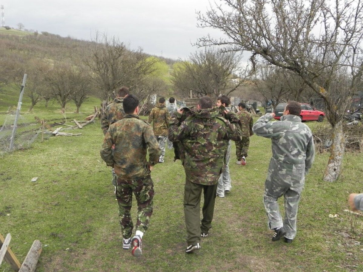 FOTO "Comandantul" Niculescu şi-a aruncat echipa în luptă » Clujenii s-au distrat la paintball ;)