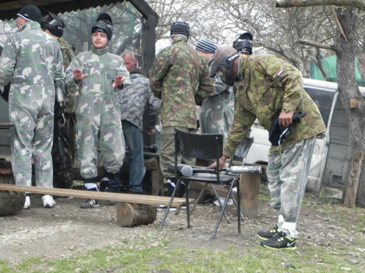 FOTO "Comandantul" Niculescu şi-a aruncat echipa în luptă » Clujenii s-au distrat la paintball ;)