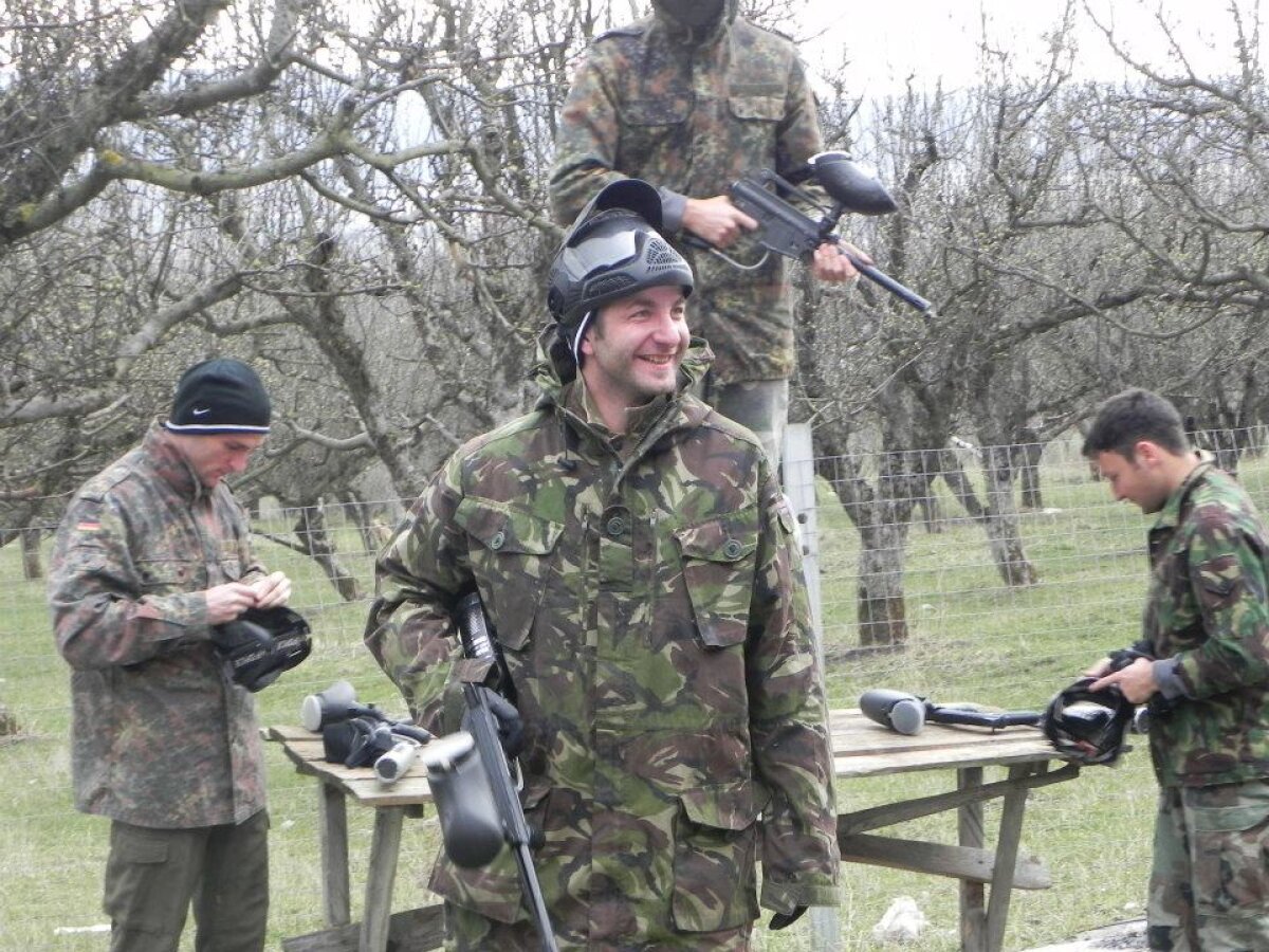 FOTO "Comandantul" Niculescu şi-a aruncat echipa în luptă » Clujenii s-au distrat la paintball ;)