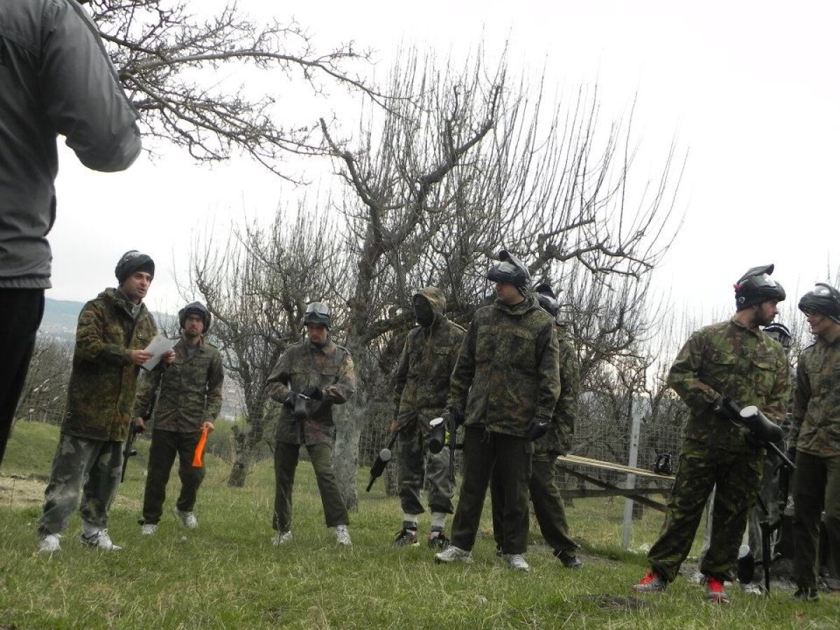FOTO "Comandantul" Niculescu şi-a aruncat echipa în luptă » Clujenii s-au distrat la paintball ;)
