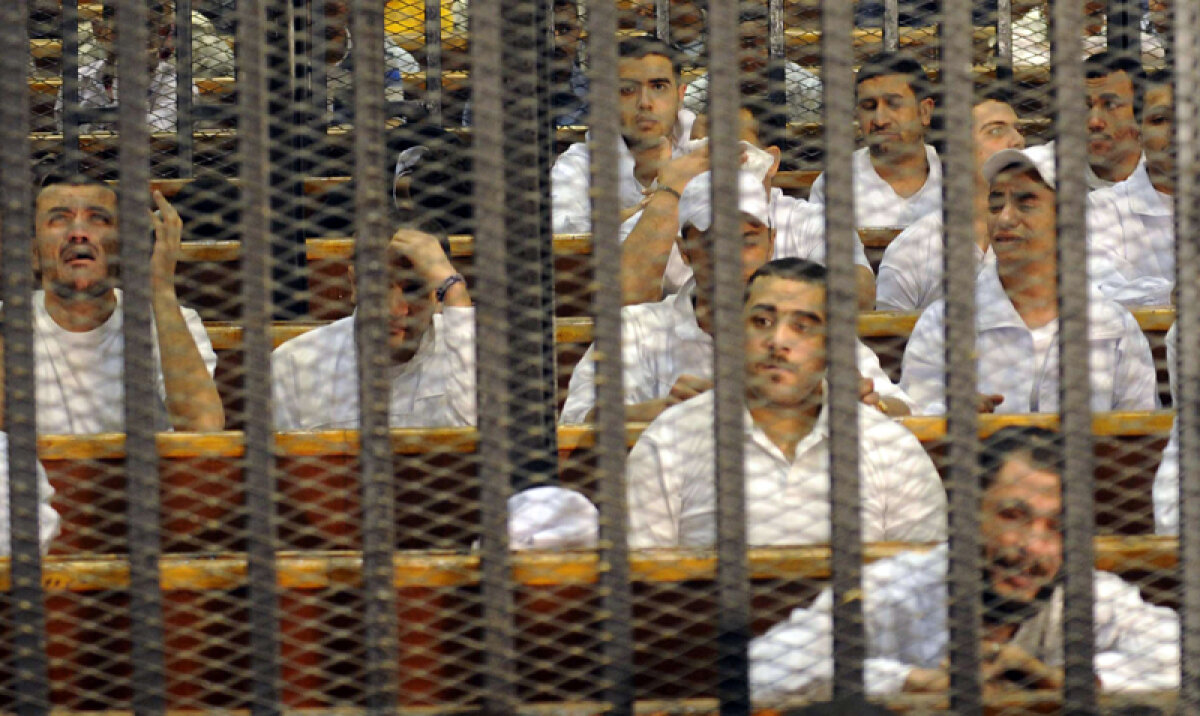 Protestul din cuşti! » Acuzaţii pentru uciderea celor 74 de fani ai lui Al Ahly au blocat procesul