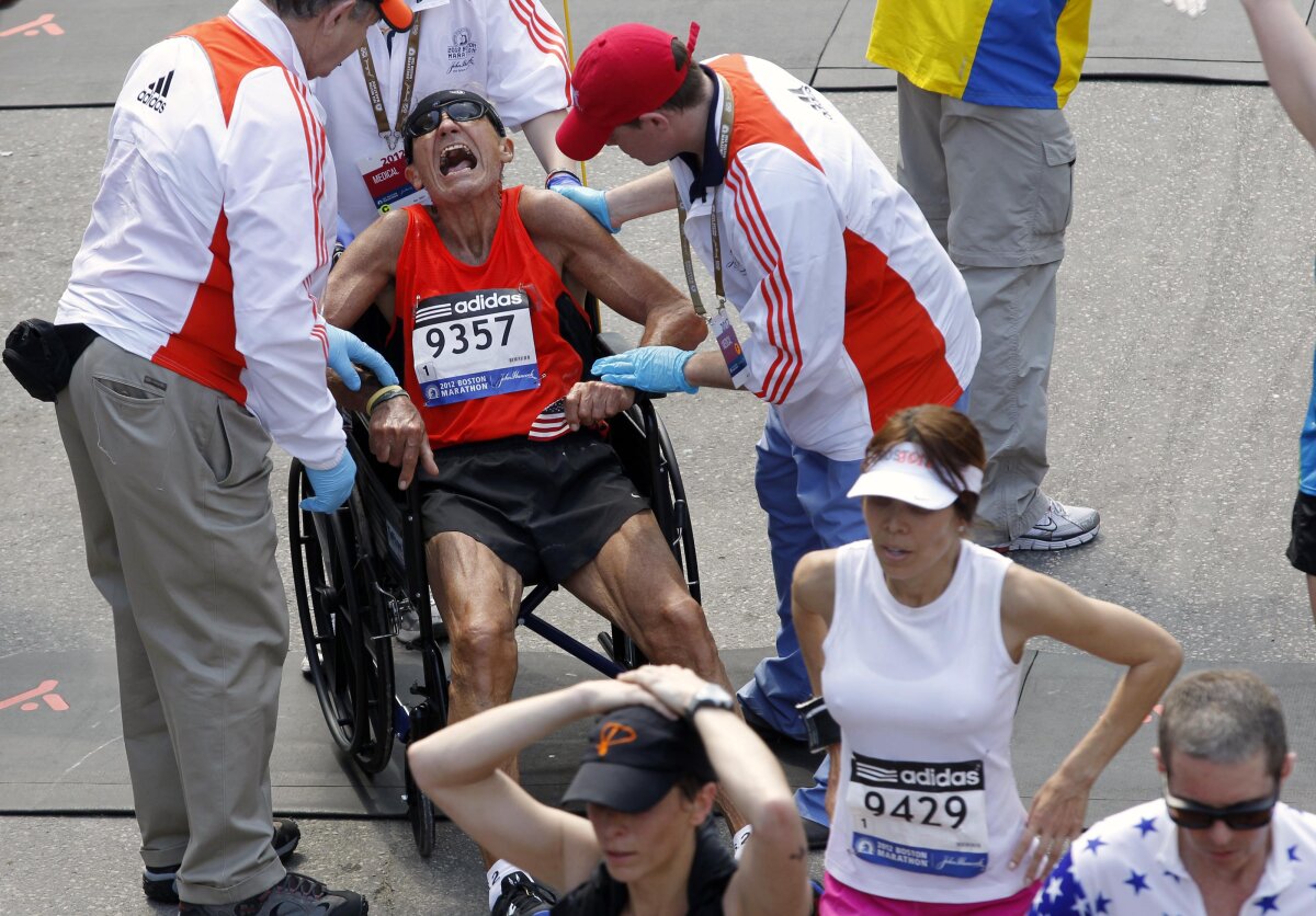 FOTO Căldura, bat-o vina! Peste 2.000 de participanţi la Maratonul de la Boston au avut nevoie de îngrijiri