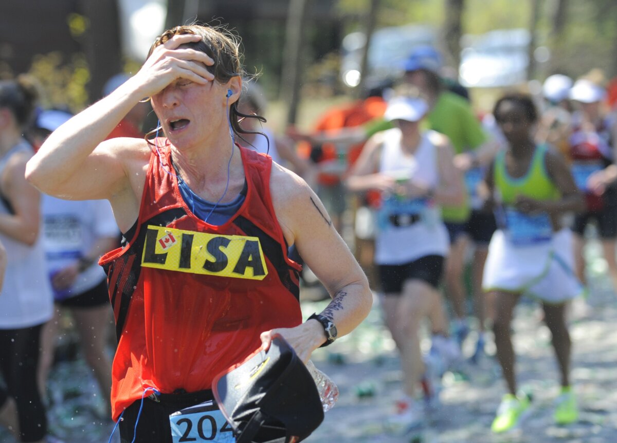 FOTO Căldura, bat-o vina! Peste 2.000 de participanţi la Maratonul de la Boston au avut nevoie de îngrijiri