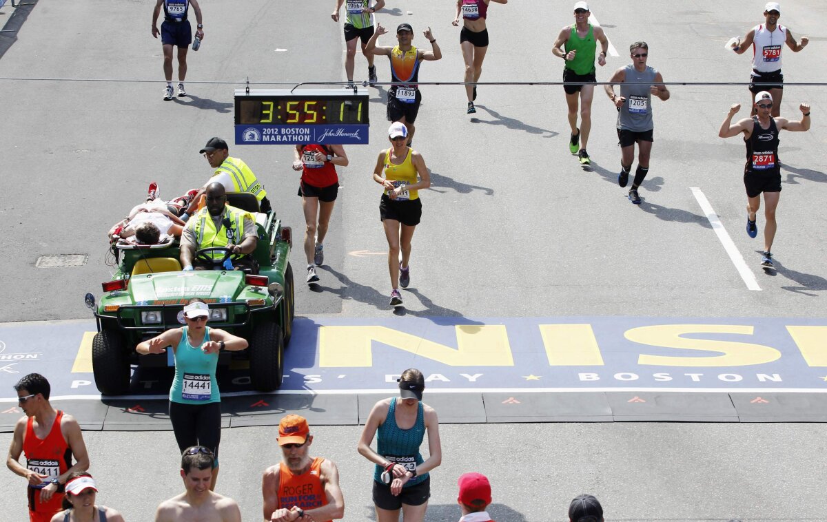 FOTO Căldura, bat-o vina! Peste 2.000 de participanţi la Maratonul de la Boston au avut nevoie de îngrijiri