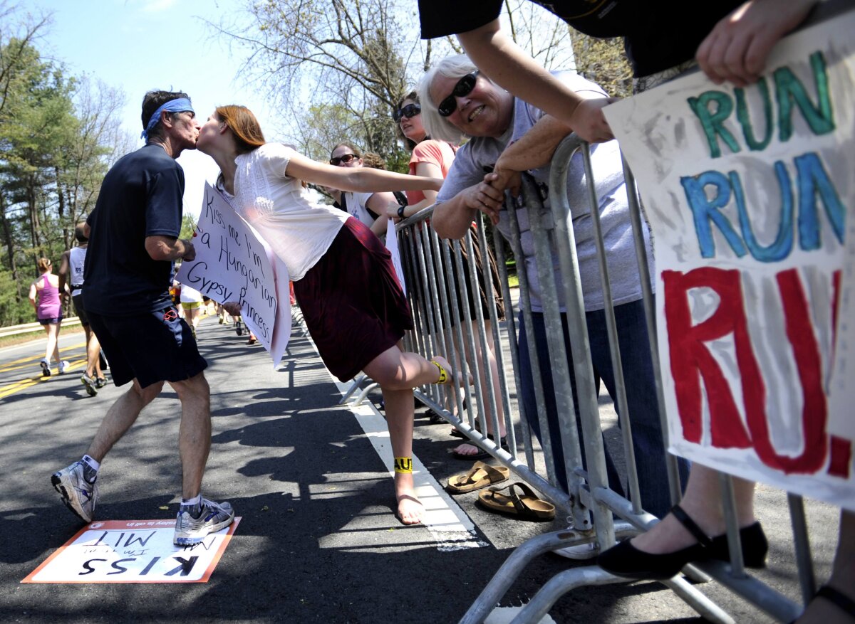 FOTO Căldura, bat-o vina! Peste 2.000 de participanţi la Maratonul de la Boston au avut nevoie de îngrijiri