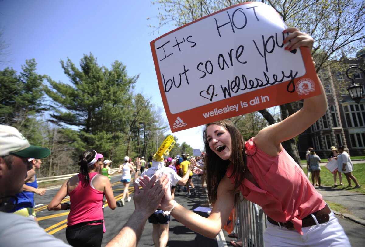 FOTO Căldura, bat-o vina! Peste 2.000 de participanţi la Maratonul de la Boston au avut nevoie de îngrijiri