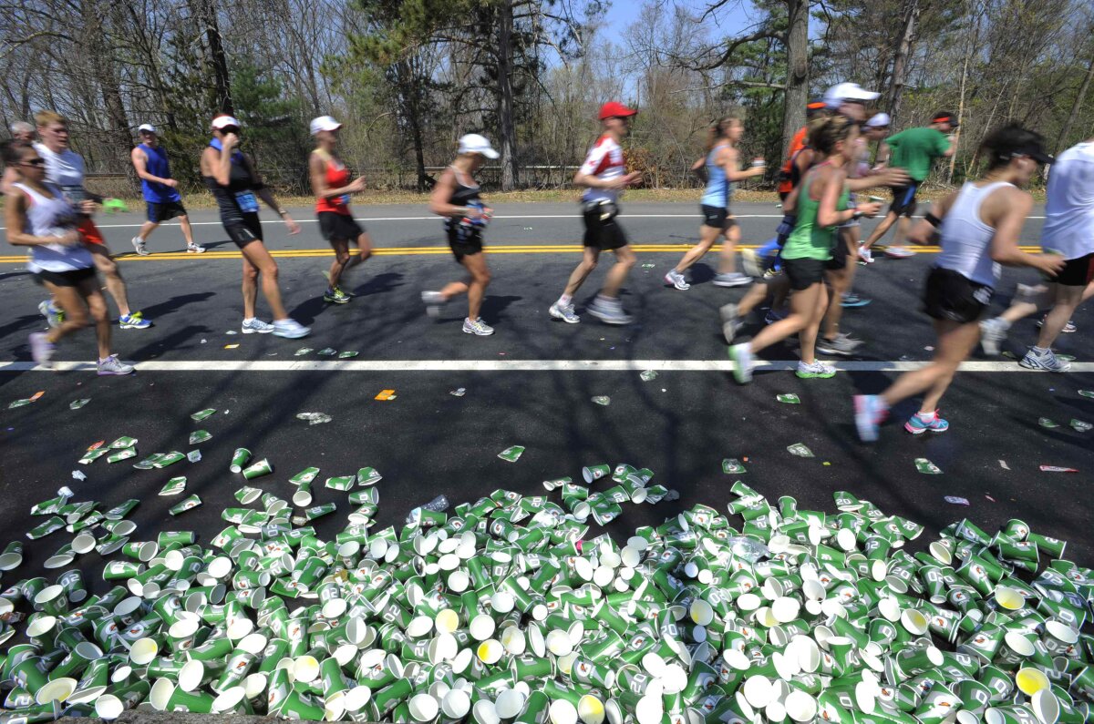 FOTO Căldura, bat-o vina! Peste 2.000 de participanţi la Maratonul de la Boston au avut nevoie de îngrijiri