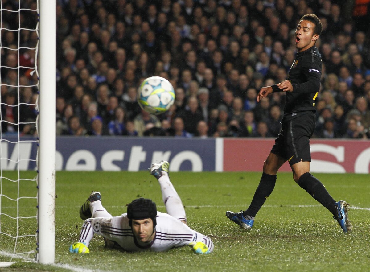 FOTO Ironia sorţii» Barcelona s-a tot plîns că terenurile din Spania sînt neirigate. La Londra a avut prea multă apă