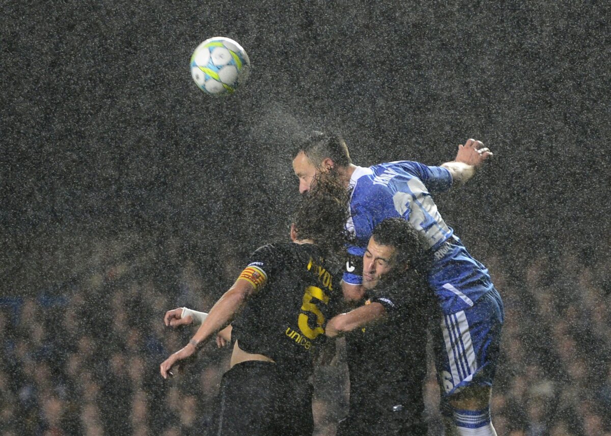 FOTO Ironia sorţii» Barcelona s-a tot plîns că terenurile din Spania sînt neirigate. La Londra a avut prea multă apă